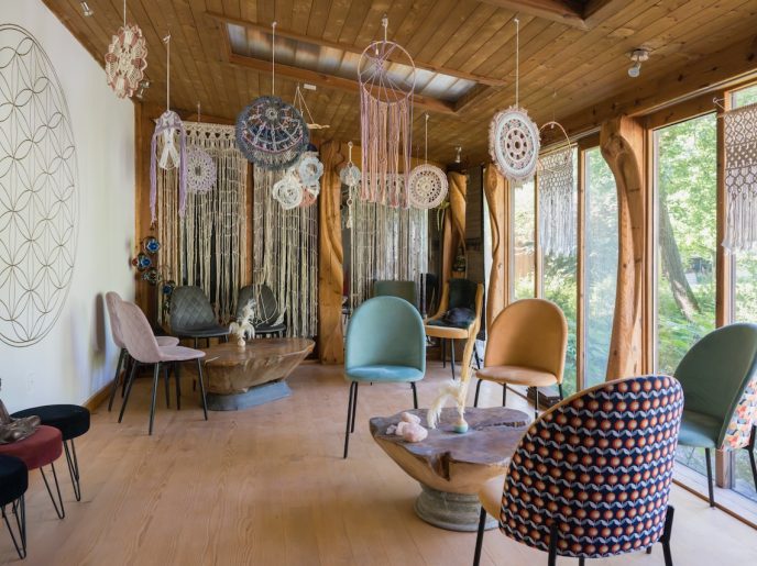 Synergy Village: Hotel/Eventlocation/AirBnB/Kulturzentrum hat 10-jaehriges Jubilaeum und feiert das mit der Eroeffnung eines Hof-Kafis.
Das neue Hof-Kafi.

Foto: Michael Trost / Tamedia AG.